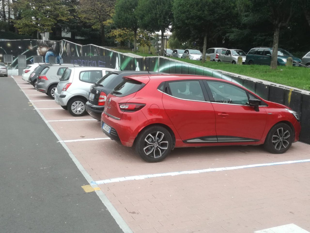 strisce blu cancellate in piazza dei mercanti a saronno