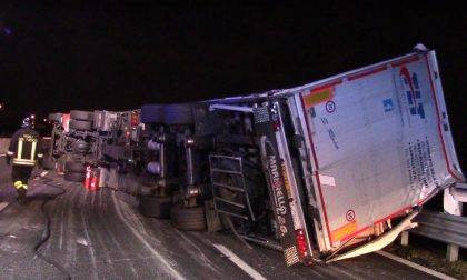 Camion ribaltato lungo la A8 all'uscita di Legnano FOTO