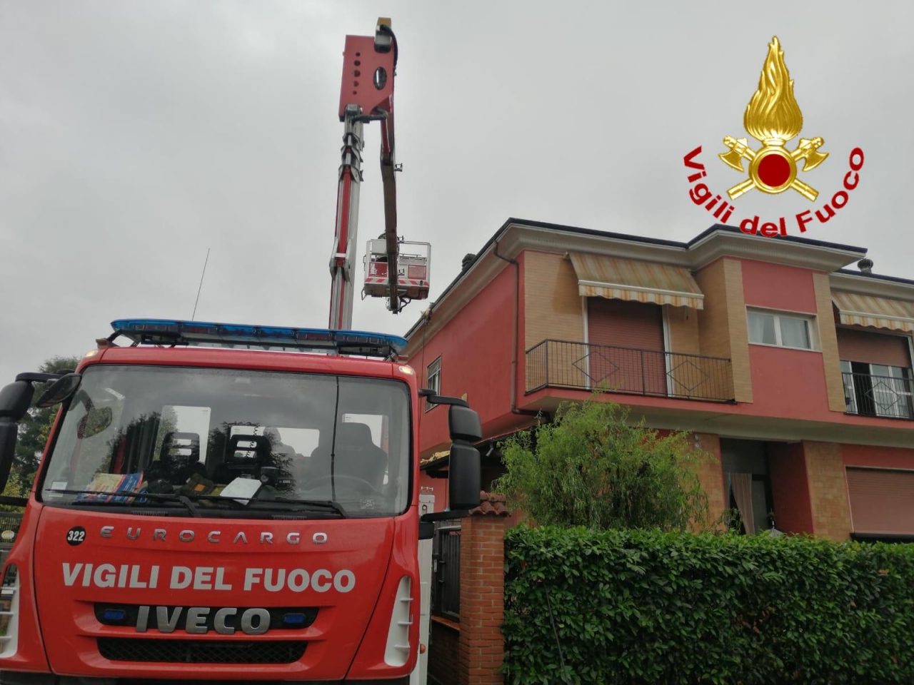Albairate, fulmine colpisce il tetto di una casa