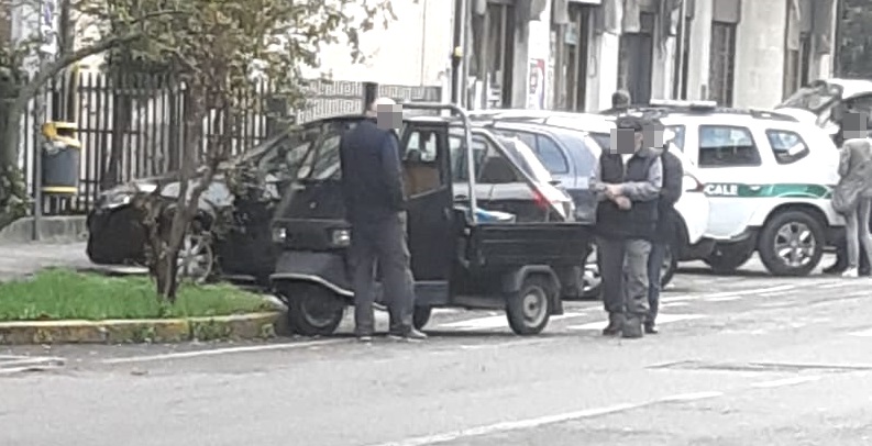 Anziano in Apecar tampona un’auto: incidente a Cerro Maggiore