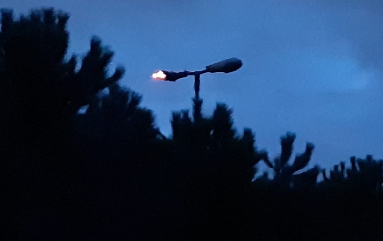 Lampione in fiamme, arrivano i pompieri FOTO