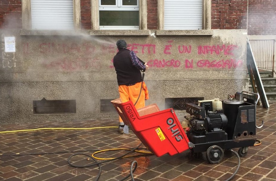“Sindaco cancro di Gaggiano”: scritte shock sui muri