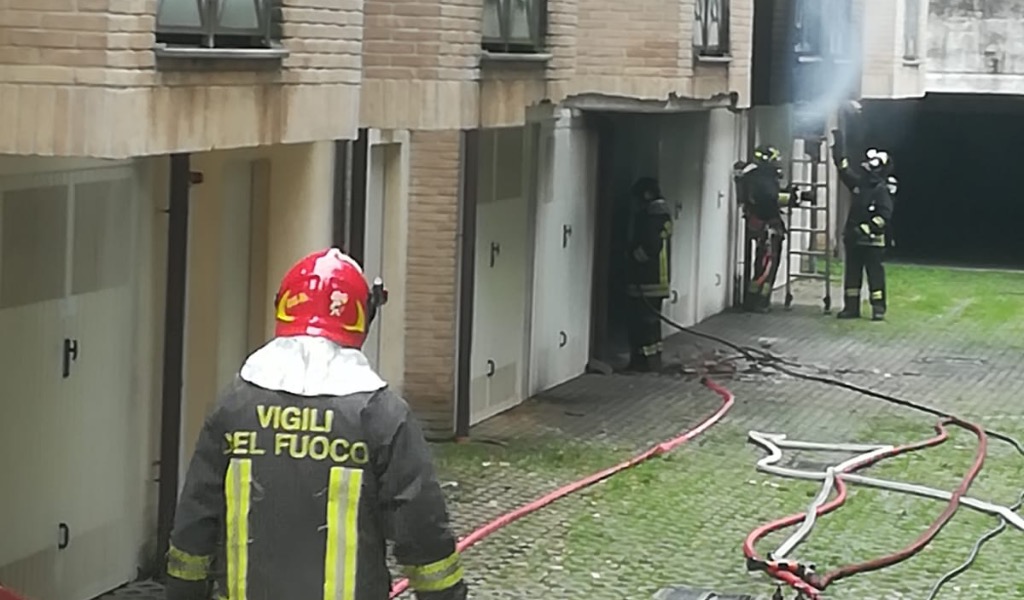 Dà fuoco all’auto poi tenta di togliersi la vita FOTO