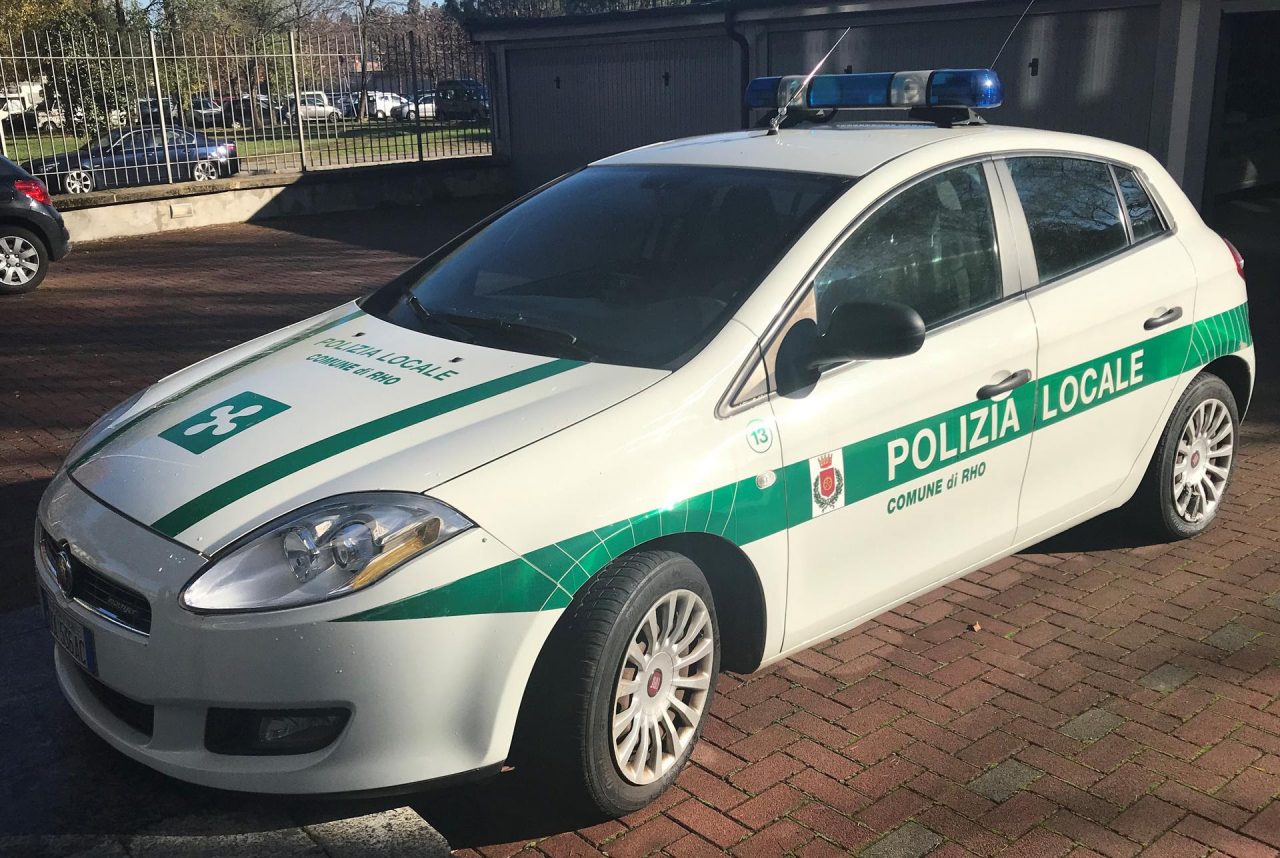 Cerca di buttarsi dal cavalcavia dell’A9: salvato dalle Forze dell’odine li aggredisce