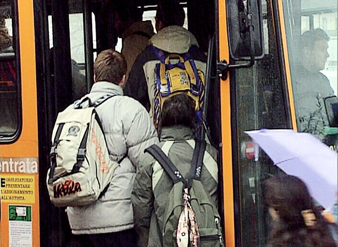 15enne palpeggiata sul bus, Carabinieri sulle tracce del molestatore