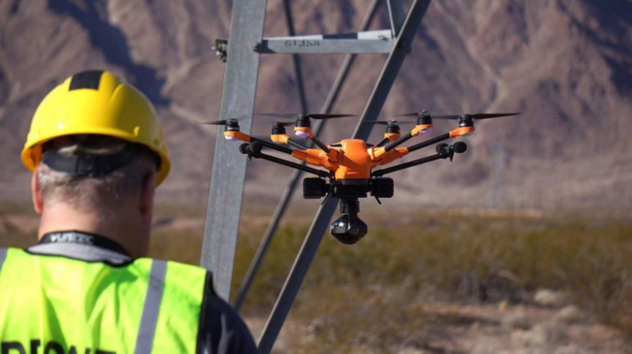Un drone finisce sul tetto della chiesa, recuperato dai pompieri