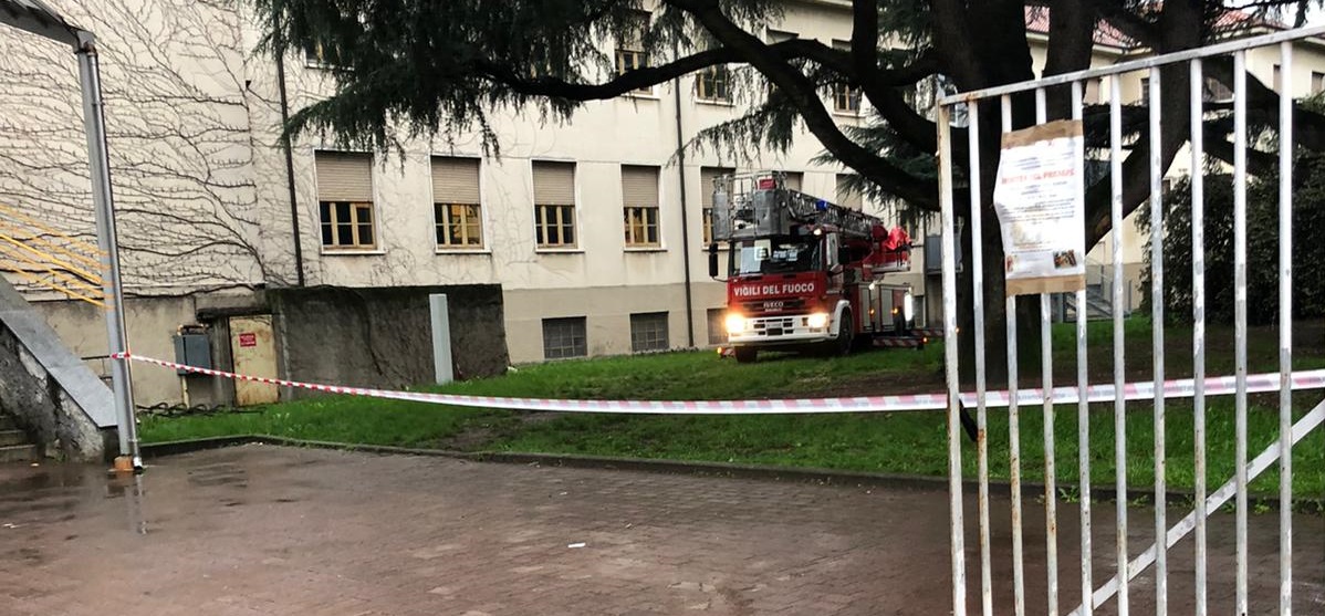 nerviano cadono calcinacci scuola primaria via roma vigili del fuoco