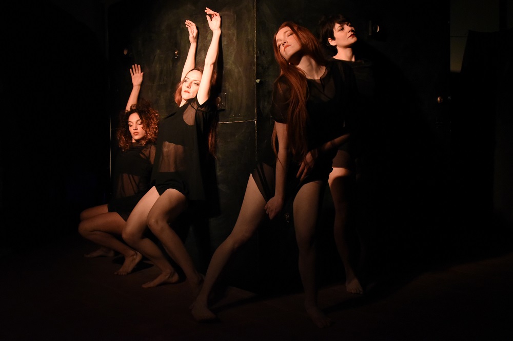 “NoBody”: installazione teatrale contro lo sfruttamento sessuale. FOTO