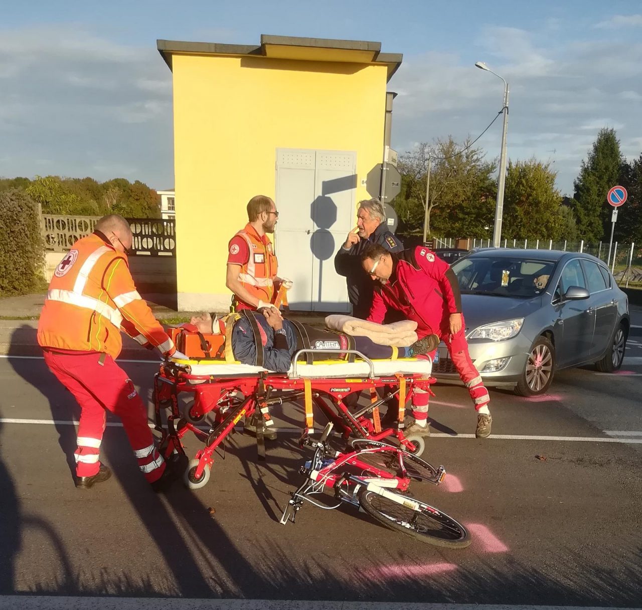 Investito ciclista di 63 anni a Gorla Maggiore