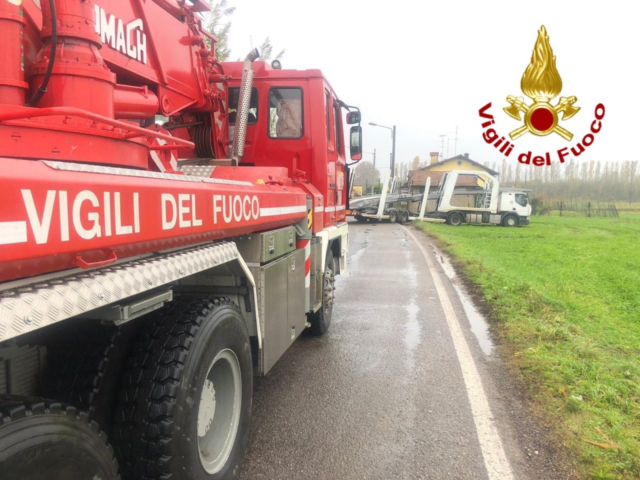 camion esce di strada a magenta
