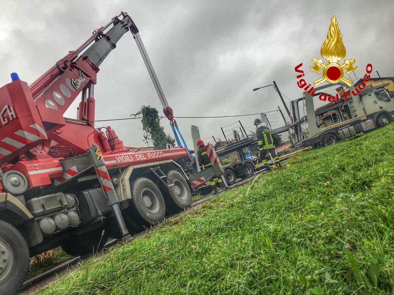 camion esce di strada a magenta