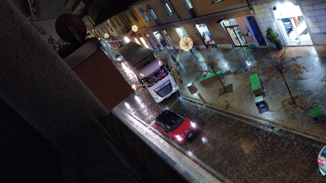 Traffico in tilt in centro a Rho per un tir bloccato FOTO