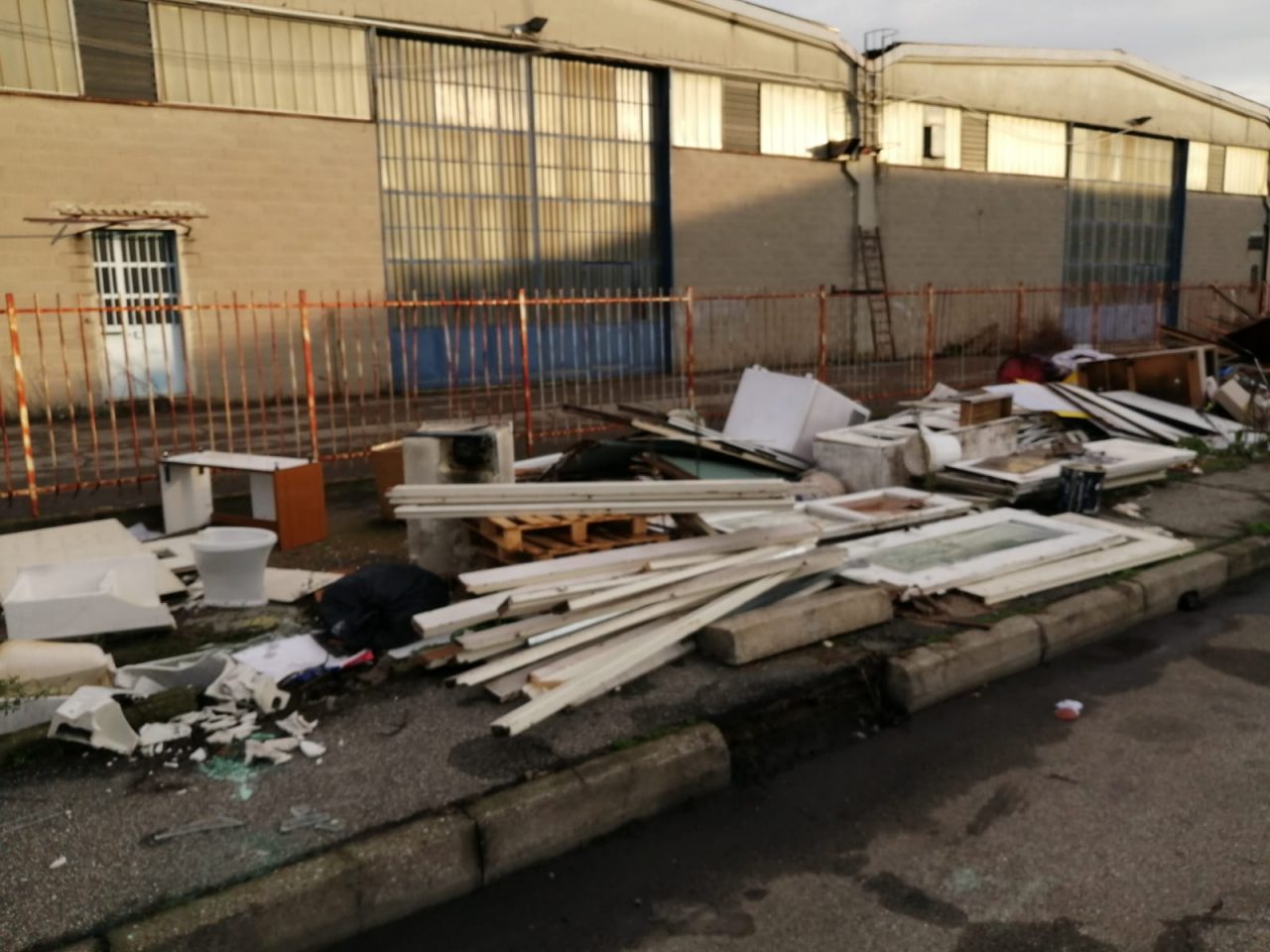 Discarica abusiva a cielo aperto