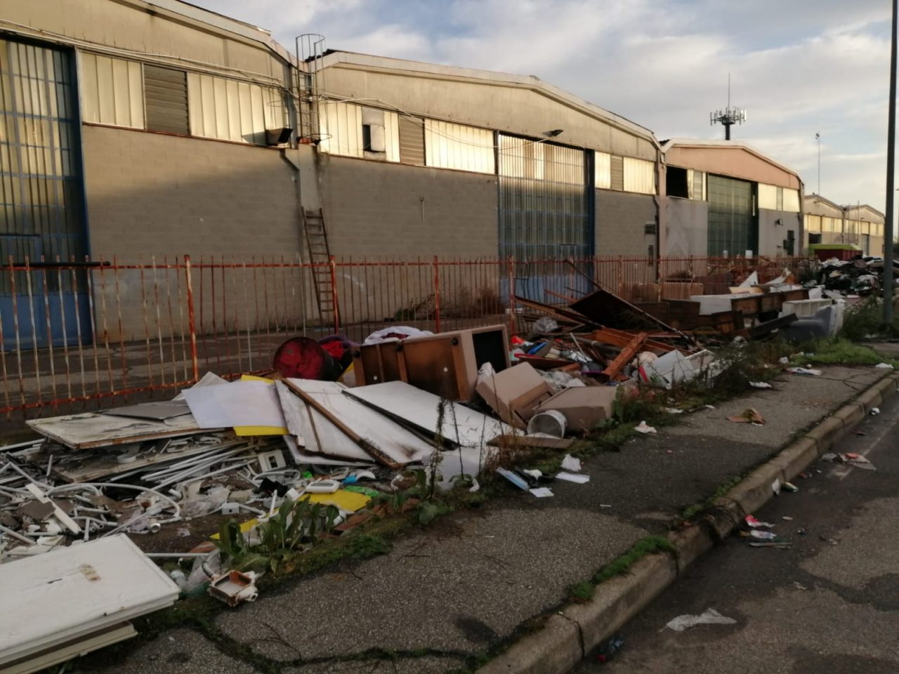 Discarica abusiva a cielo aperto
