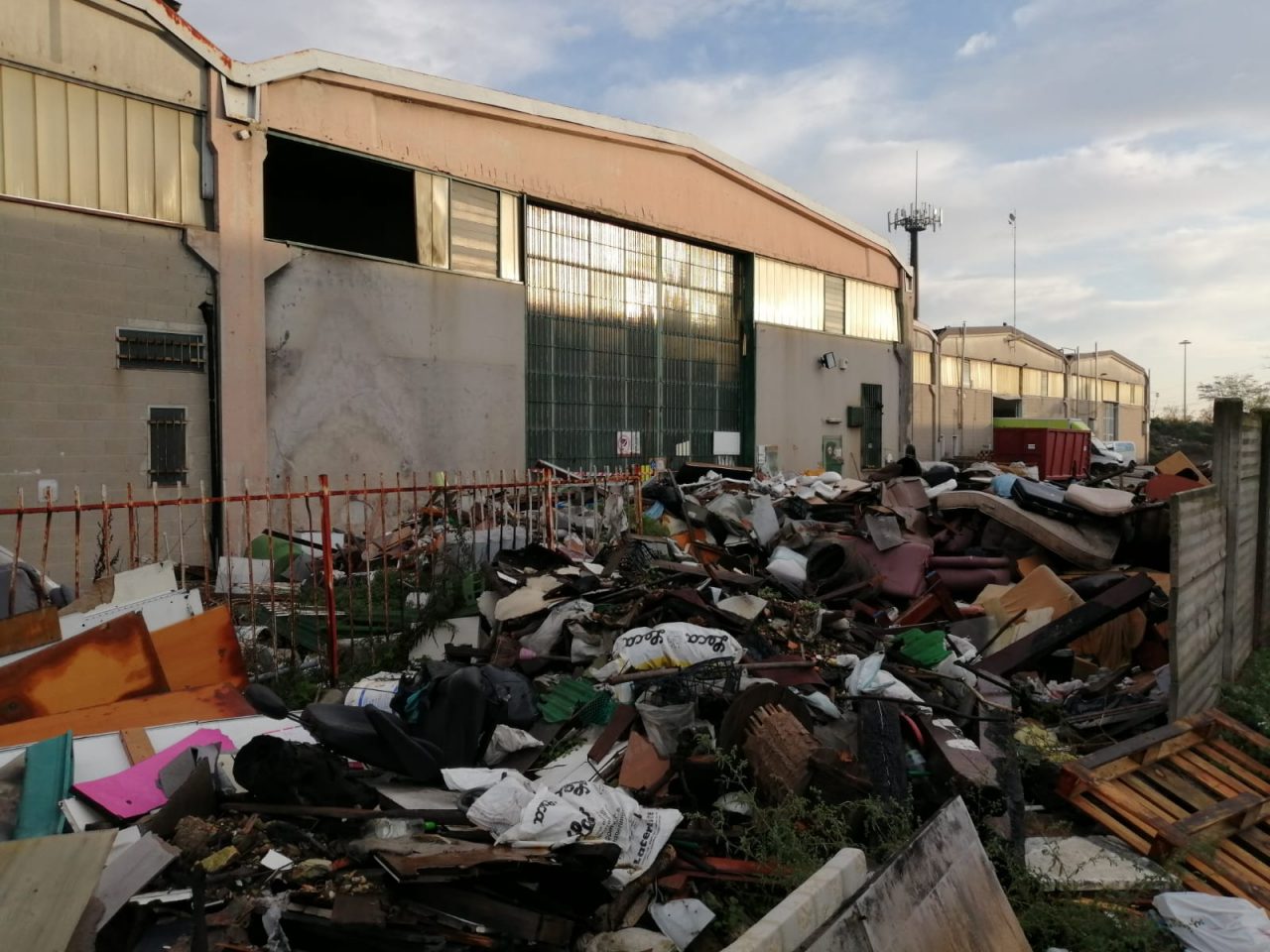 Discarica abusiva a cielo aperto a Rho FOTO e VIDEO
