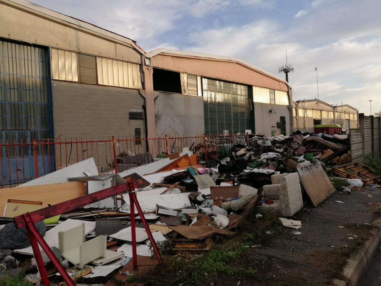 Discarica abusiva a cielo aperto