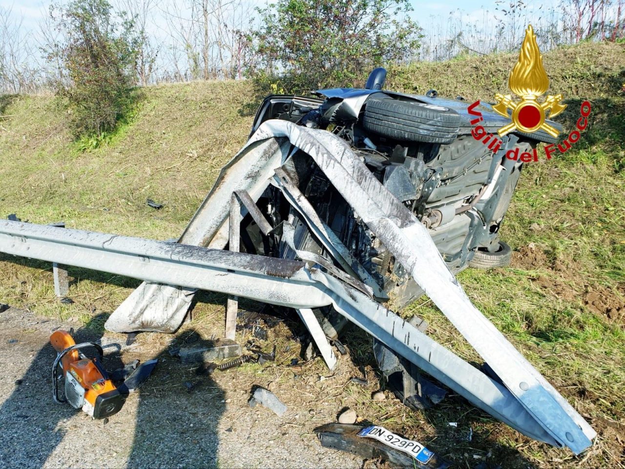 Violento scontro: auto finisce contro il guard rail FOTO