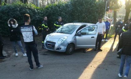 Neonato resta bloccato in macchina: lo salvano i pompieri