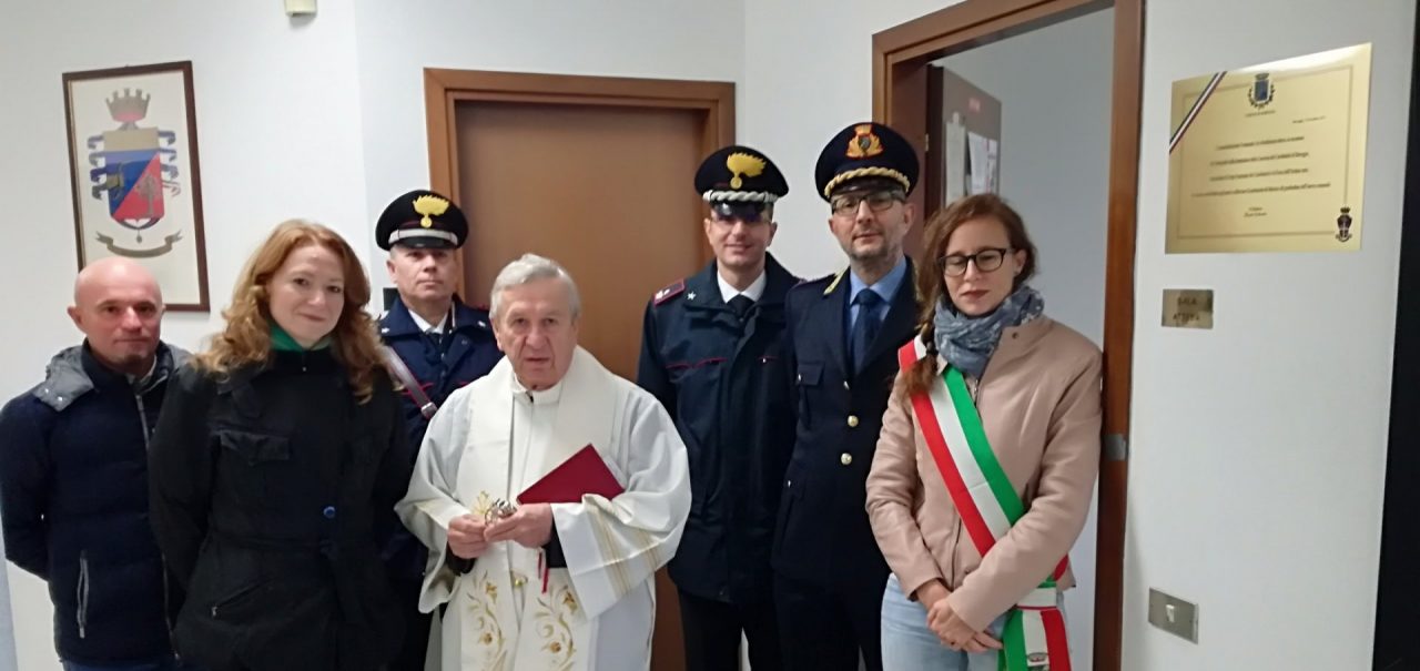 Sindaco dona targa ai carabinieri per i 20 anni della stazione