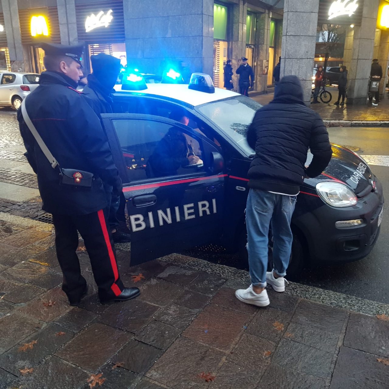 Droga nelle scarpe e un coltello a serramanico