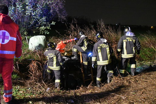 Quattro giovani finiscono fuori strada con l’auto, uno è gravissimo FOTO
