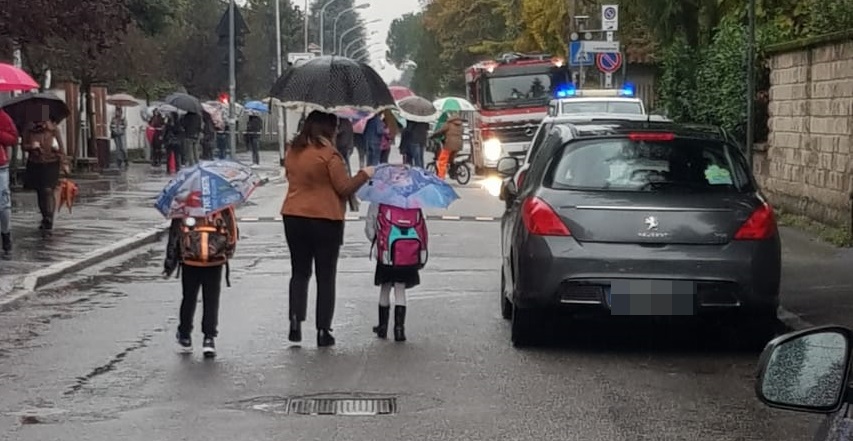 nerviano cadono calcinacci scuola primaria di via roma vigili del fuoco