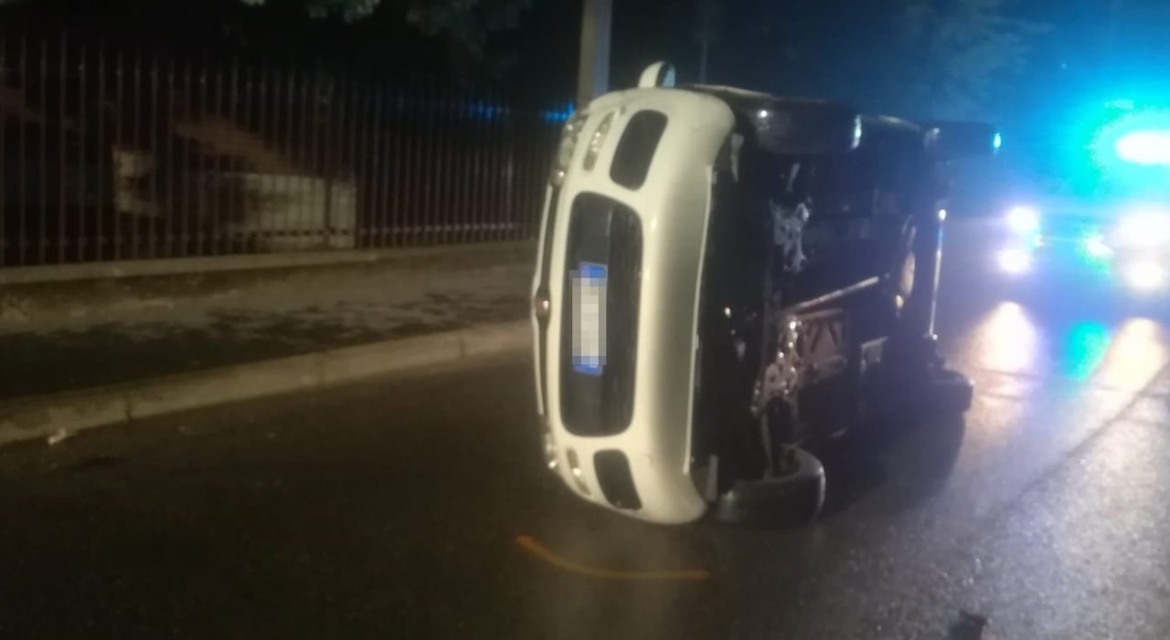 Auto ribaltata in via Zaroli, serata di paura FOTO