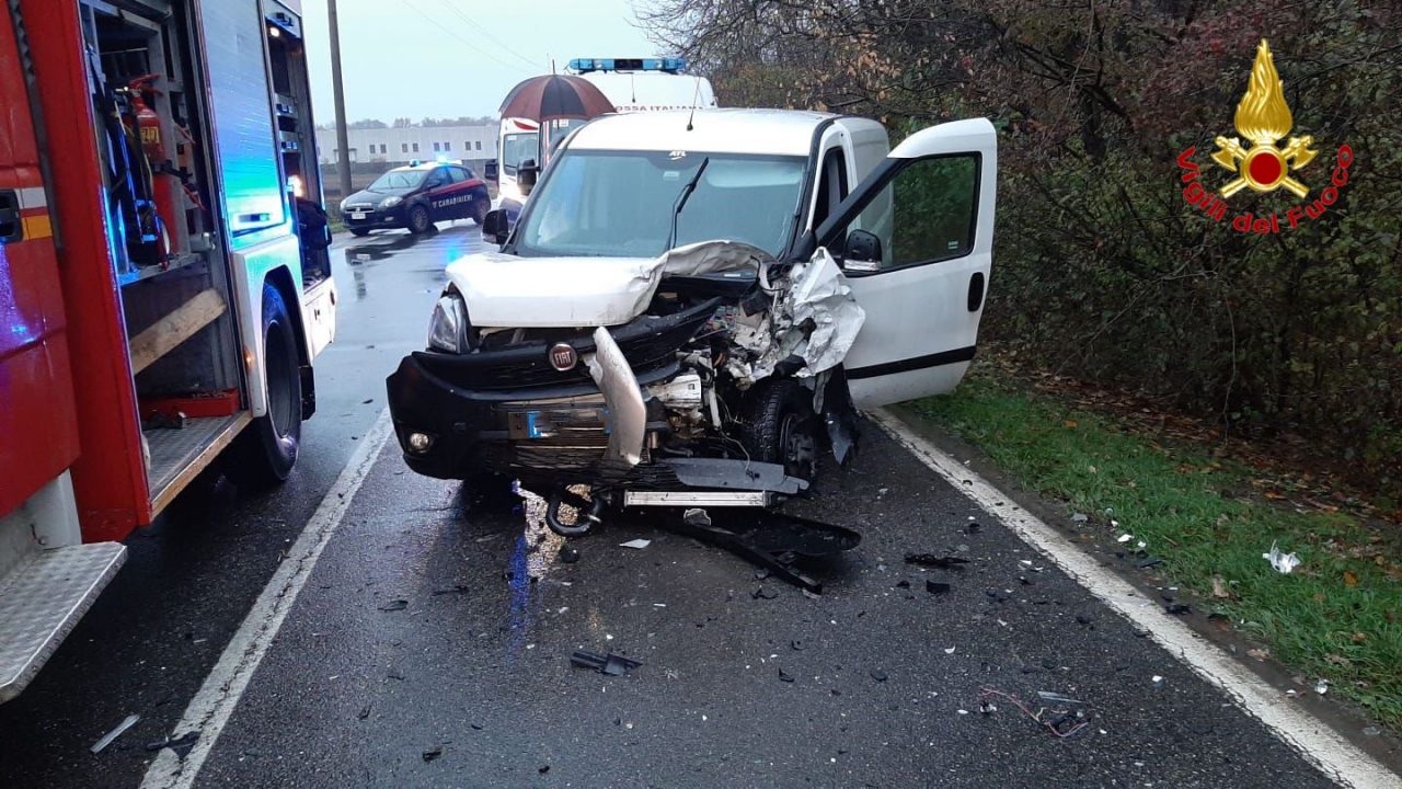 Grave incidente frontale a Cislago: conducente incastrato FOTO