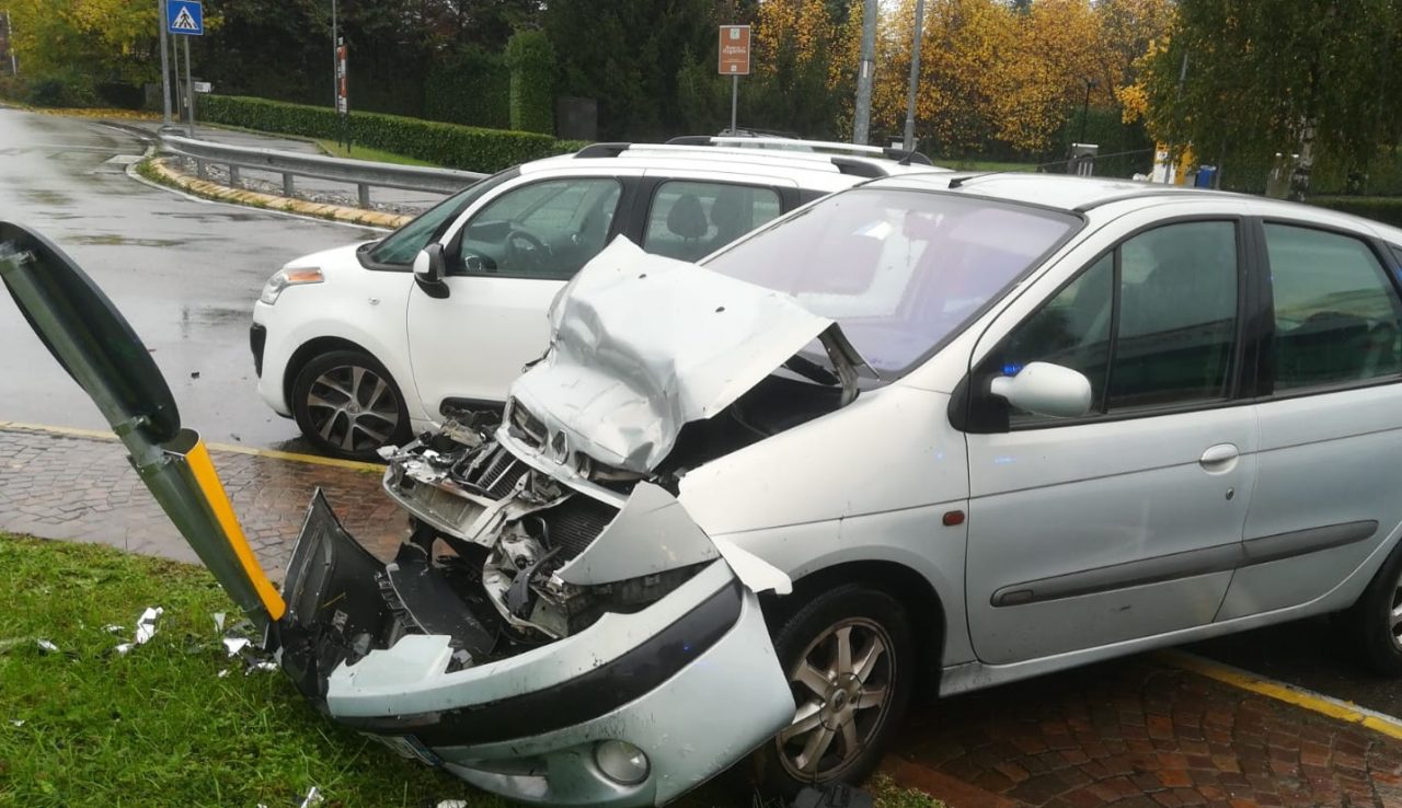 Violento scontro alla rotonda: un’auto distrutta FOTO