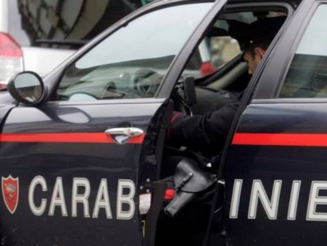 Aggredisce la barista con un pugno e scappa con i soldi