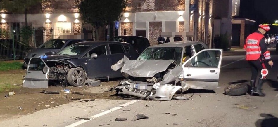 Incidente con quattro auto coinvolte, una persona incastrata FOTO