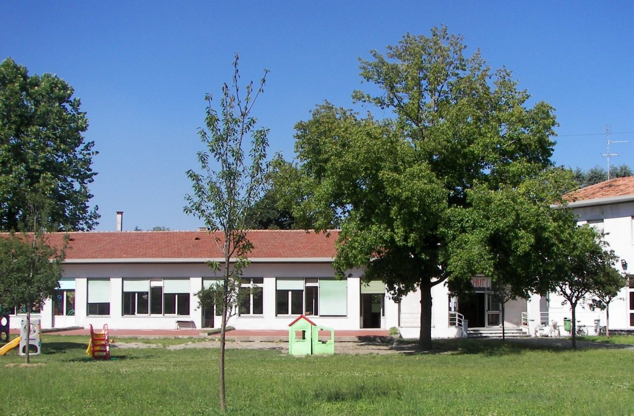 Infiltrazioni in un’aula, bimbi in salone: colpa del pluviale intasato