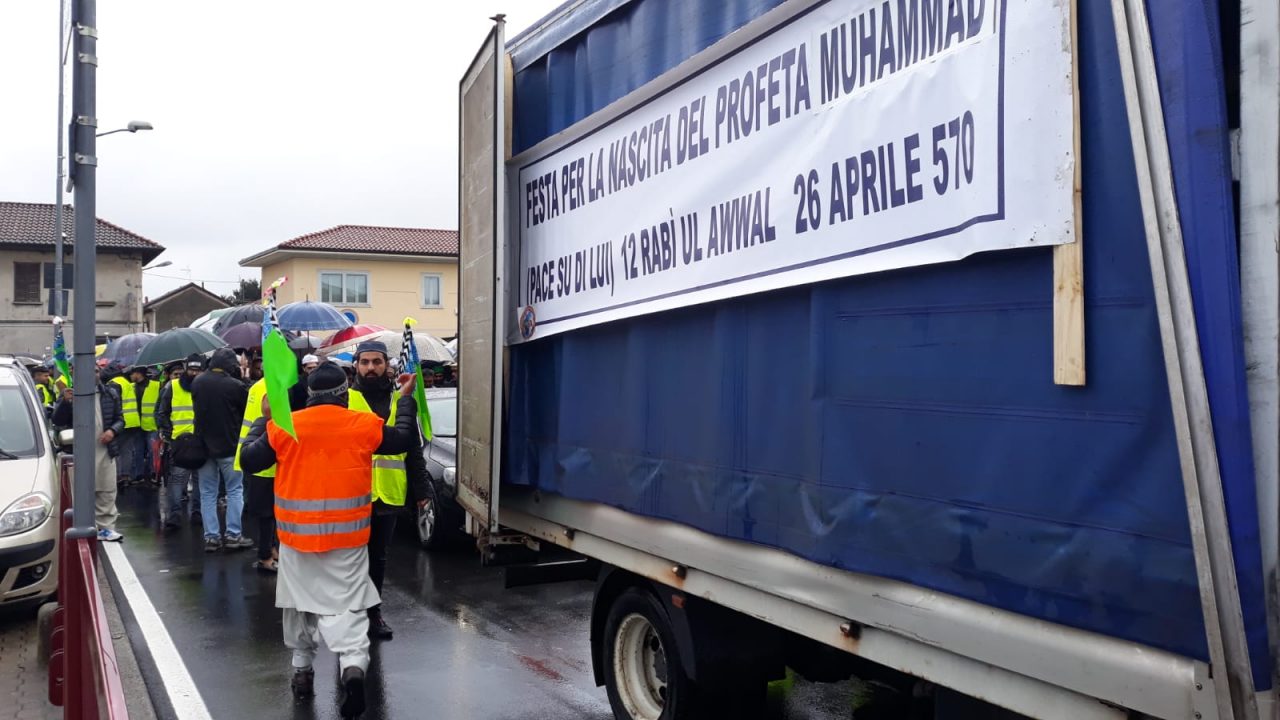 Pakistani in corteo per celebrare la nascita del Profeta