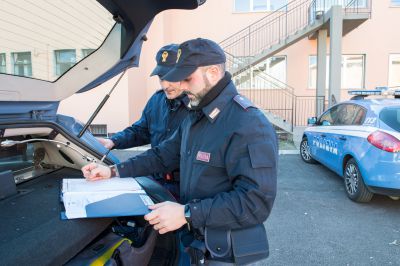 Rubano al supermercato e per scappare aggrediscono la cassiera