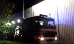 Incendio in cucina mentre preparano la cena, paura in un condominio