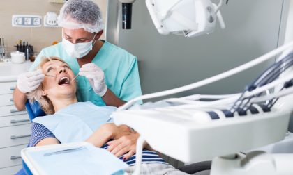 Poco osso per mettere un impianto dentale? Ecco come le tecniche di rigenerazione ossea possono risolvere il problema