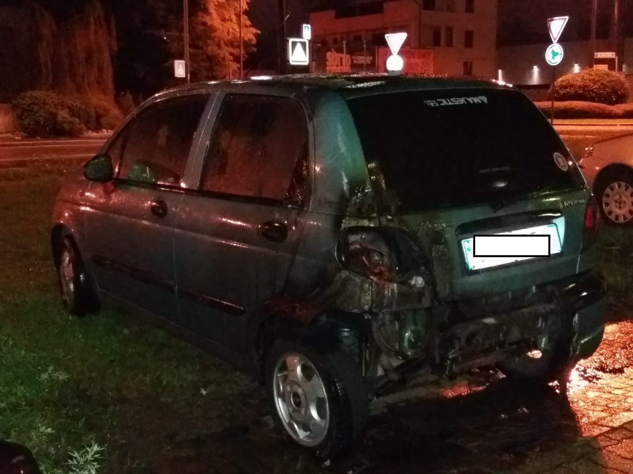 Auto prende fuoco in viale Sabotino