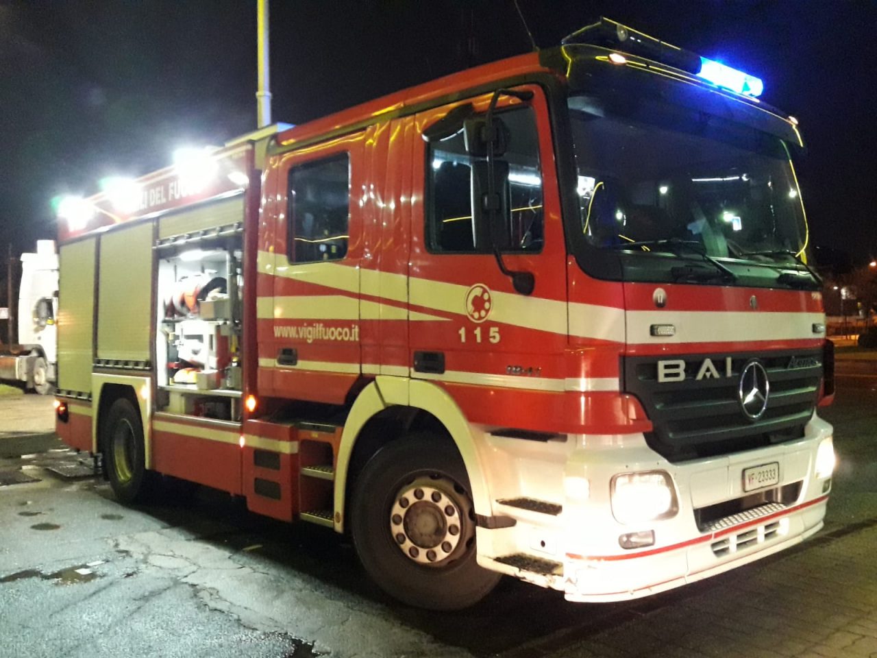 Auto prende fuoco in viale Sabotino a Legnano
