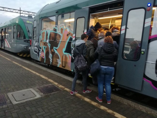 Era il terrore dei treni: ventenne finisce in manette