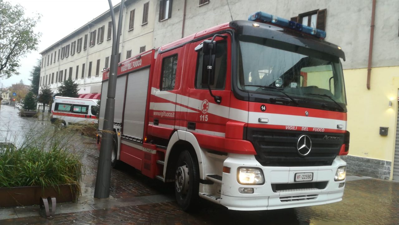 Vigili del fuoco in via Venegoni per soccorrere una persona FOTO