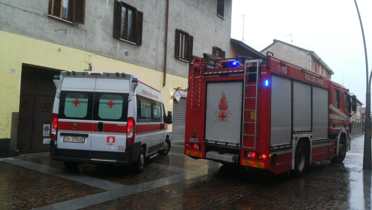 Vigili del fuoco in via Venegoni per soccorrere una persona
