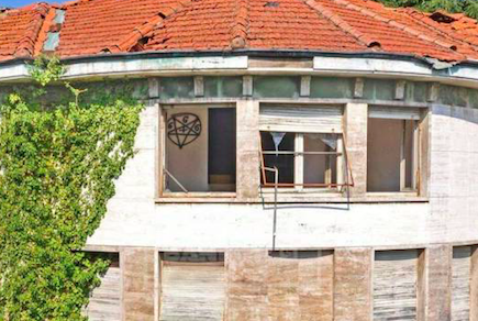 Villa “satanica” in vendita a Fagnano Olona… e il web impazzisce