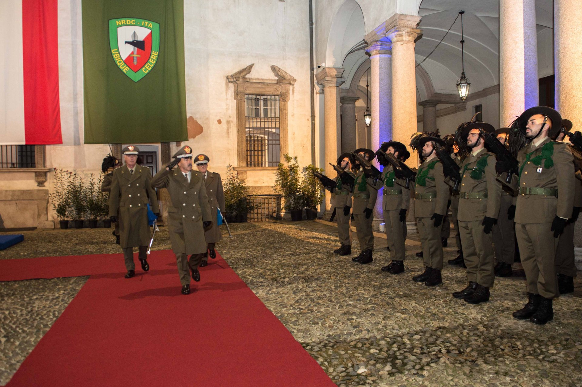2019.12.09 - Cambio del Cte NRDC-ITA. Milano, Gen.C.A. Farina riceve gli onori (2)