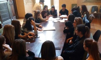 Castano, il "baby" Consiglio regala un corso di educazione civica