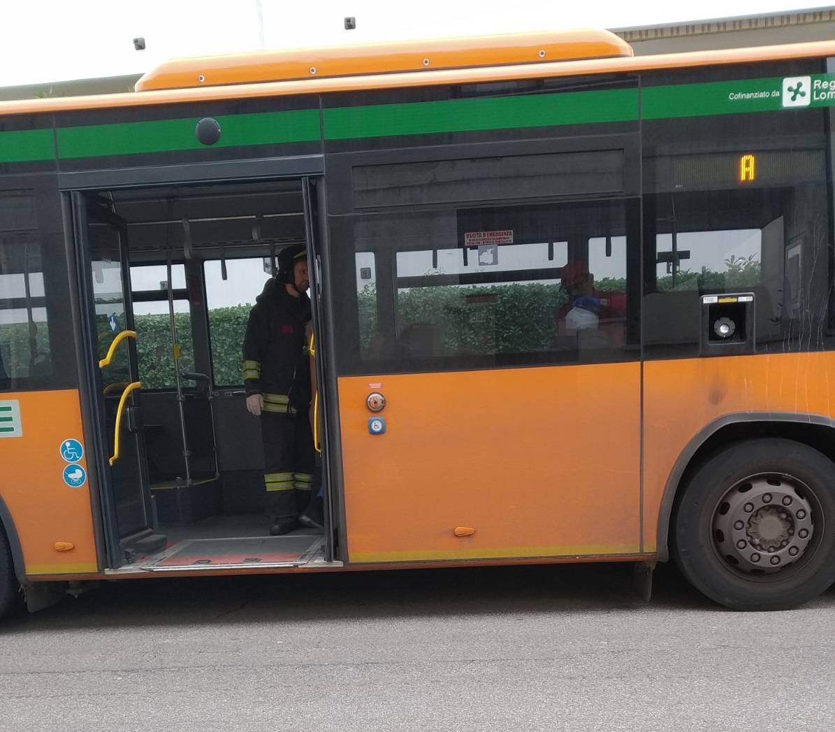 Scontro tra auto e pullman, passeggero ferito alla testa FOTO
