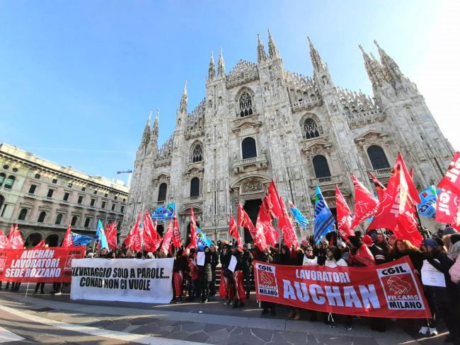 Vertenza Auchan Conad: protesta in piazza Duomo
