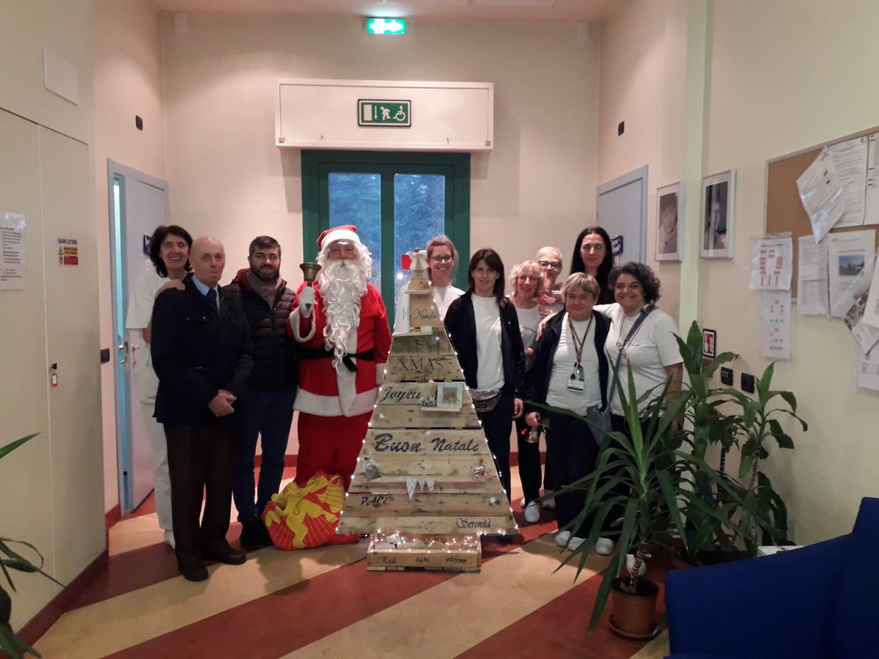 Il Babbo Natale della contrada Legnarello al Centro Don Gnocchi FOTO