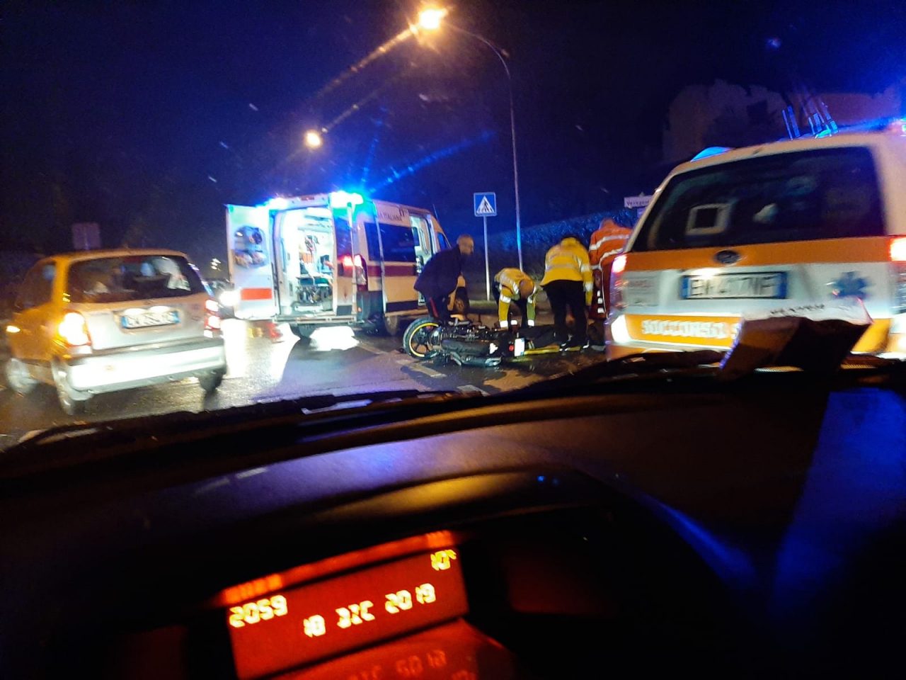 Incidente tra auto e moto a Fagnano, tre feriti