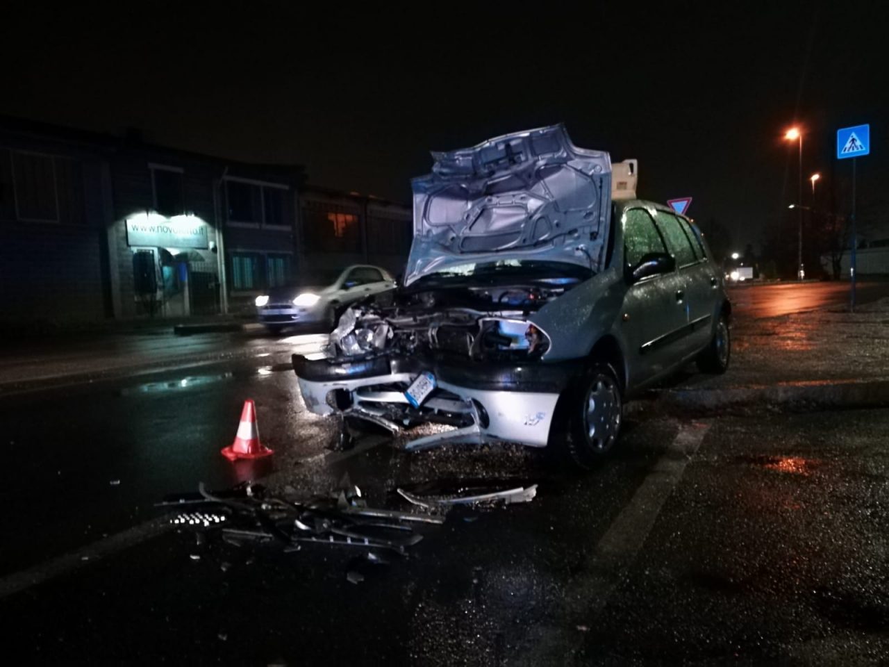 Auto contro camion, un ferito