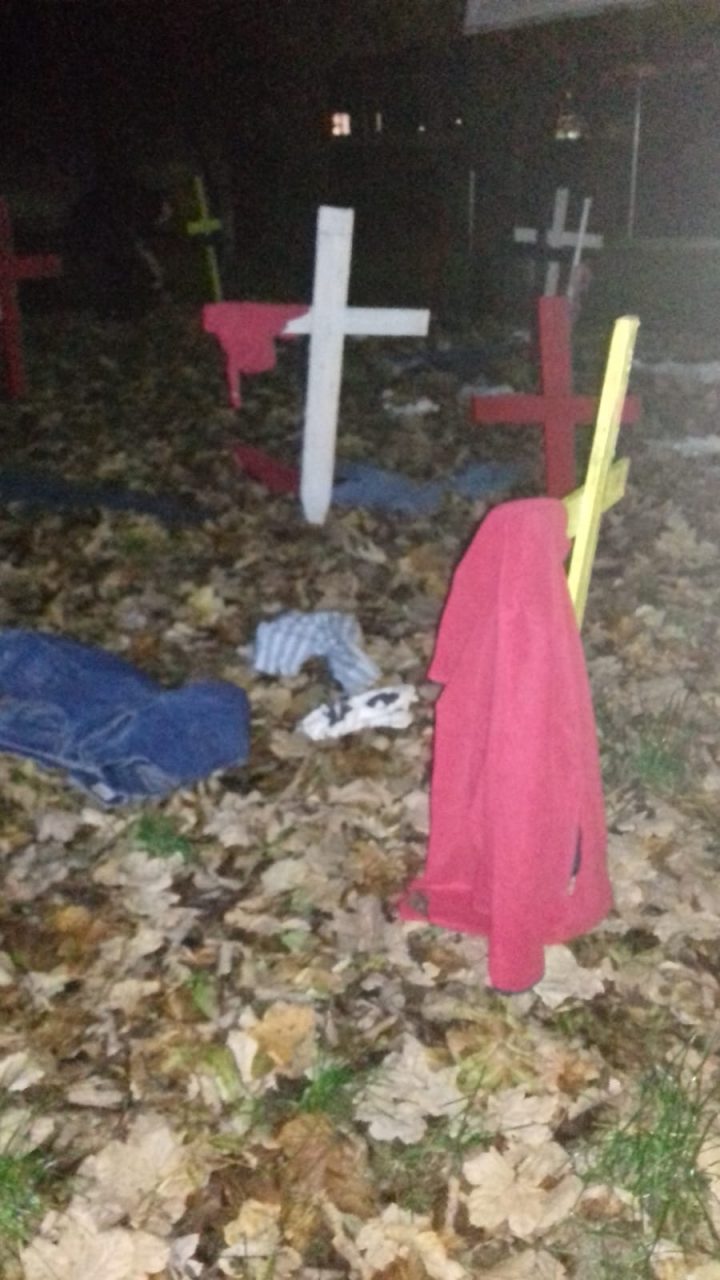 Presepe shock dell’Anpi, al posto dei pastori distesa di croci